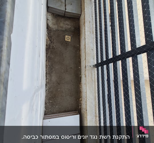 רשת מתכת למניעת כניסת יונים במרפסת